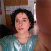 Profesora titulada con estudios superiores da clases de lenguaje musical, cello e iniciación al piano